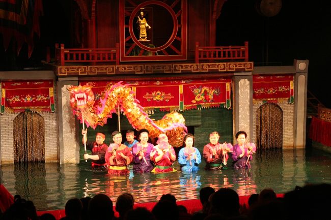 水上劇場のフィナーレ。ベトナム語だけで外人が多かったがどのくらい内容が理解できたか疑問。カメラ類は持ち込み料あり。中国を中心に観光しているが、この類の劇は物足りない。