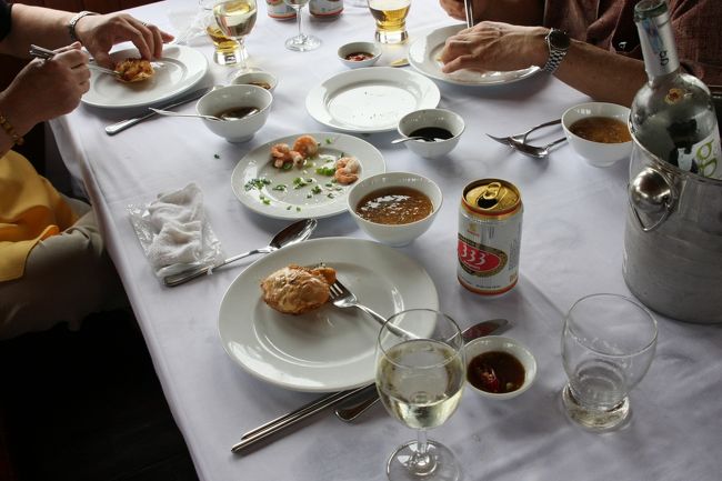 クルーズでのランチ。ビール　ワインは合格点。当グループ7人だけの貸切で雰囲気は良い。船内販売もしつこくなく良かった。