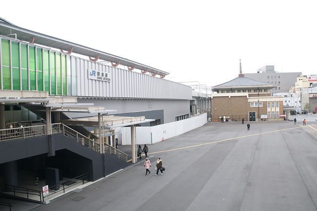 ●JR奈良駅<br /><br />大阪環状線から大和路線に入り、一旦、奈良駅で外に出てみました。<br />超がつく位、久しぶりの奈良駅。<br />奈良とはなかなか縁が無いな…。<br />画像奥に奈良駅の旧舎が見えます。