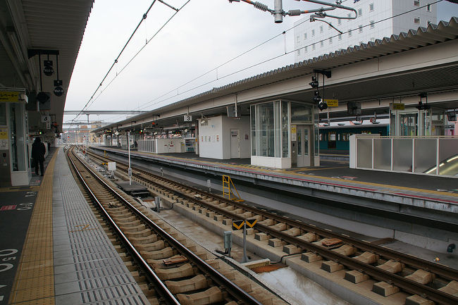 ●5番ホーム＠JR奈良駅<br /><br />新しい高架の駅です。<br />でも、奈良の中心の駅といえど、ちょっと寂しい感じがします。