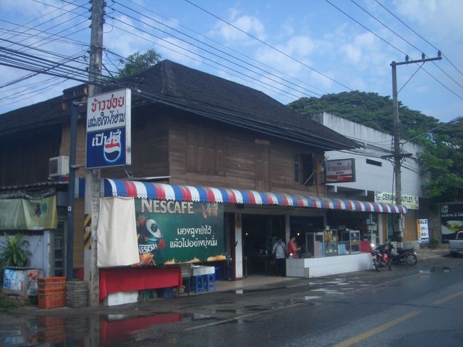 ますは朝飯、愛車に跨ってカオソーイ・サームチャイに<br /><br />拙者　カオソーイは初体験であります。