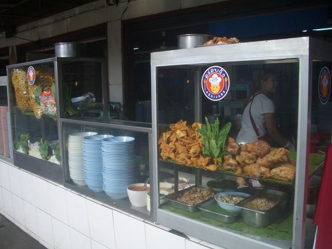 白いタイルと揚げた肉類、朝９時前ですが、すでに客が居ります。<br /><br />