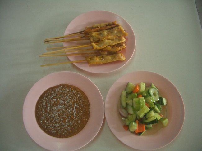 ムーサテー　カレーの付けタレ　野菜が付け合せが嬉しい♪<br />