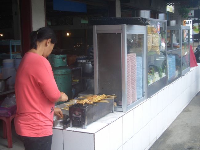 隣でサテーを焼いています、拙者の大好物也。