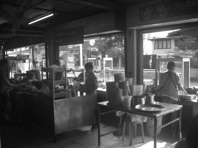 白黒　テキパキと皆さん仕事中