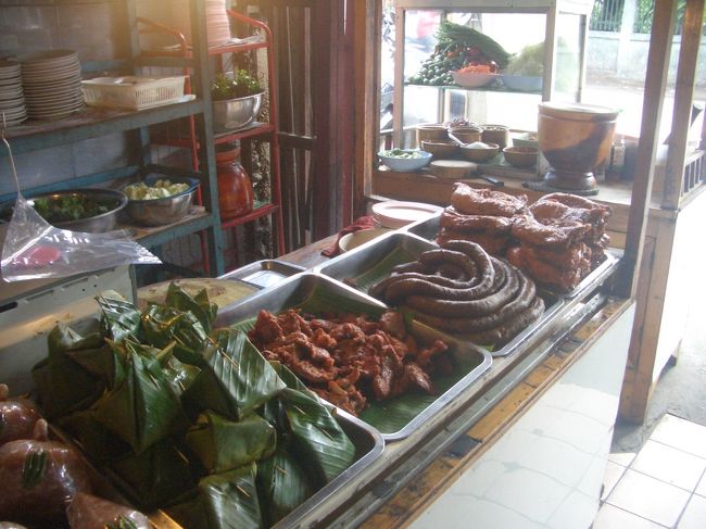 イーサン料理も・・・<br /><br />葉っぱに包まれているのは何？　拙者の想像ではチマキですか・・・