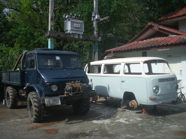 レストアして販売でしょうか？　隣はウニモグ？