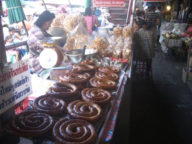 先ずはトンラムヤイ市場<br /><br />この渦巻きの肉料理って変な物を想像してしまいます。(汗)
