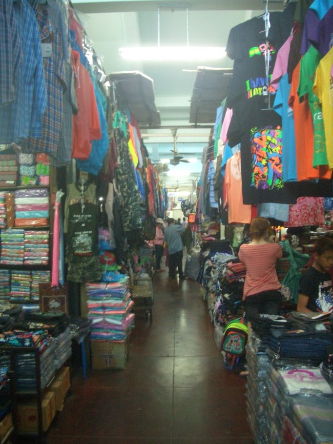 階段を上って三階？に・・・<br /><br />中二階の様なフロアーも在りますから自分が何階に居るのか良く判りません・・・<br /><br />衣料品店が集まっています、Ｔシャツの値段を訊いたら意外と安い価格でした。