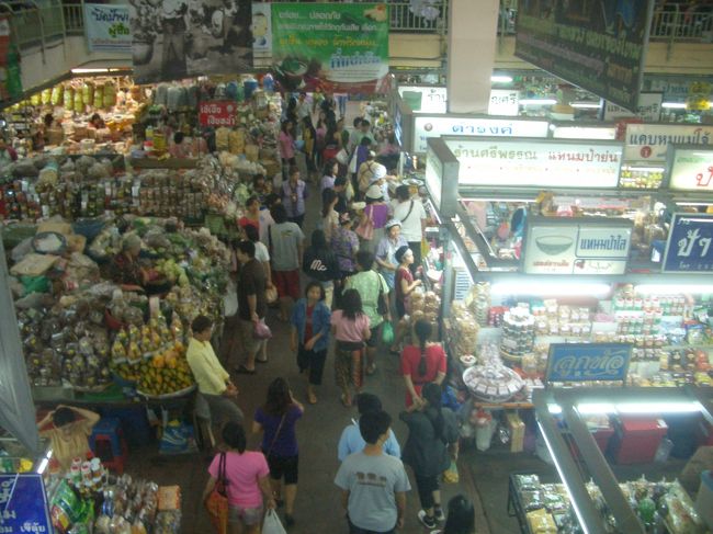 歩道橋周辺は衣料関係、そこを向けるとワローロット市場の中心に。