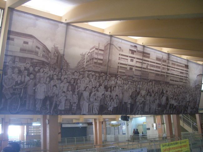 雑誌で観た　巨大なポスター　描かれている一人ひとりに表情が・・・