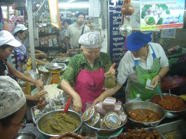 ワローロット市場　<br /><br />１階に下りて、一番の人だかりの店に赤いエプロンが多分老板娘、<br /><br />只者ではない迫力のばあちゃん、この道一筋６０年って感じ。<br /><br />タラート・ワローロットの生字引？<br /><br />