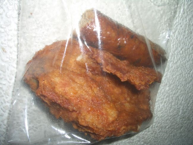 買っちゃいました<br /><br />排骨　一枚　　３０ｂａｔｈ<br /><br />腸詰　一片　　２０ｂａｔｈ<br /><br />人目を避けてパクリ　　美味いじゃん！<br /><br />腸詰は一寸辛かったです　カオニャオとセットですね