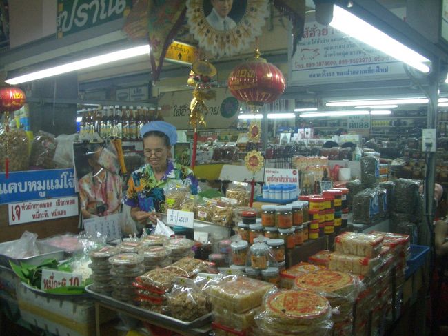 親切そうな女将さん、商品が何だか判りません。