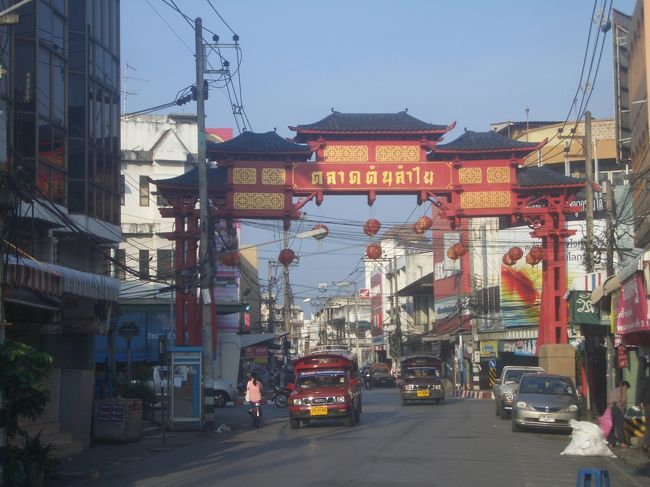 市場を後にし次の目的地ワット・プラタート・ドイ・ステープに向かいます。<br /><br />あれ中華門なのにタイ語だぁ・・・