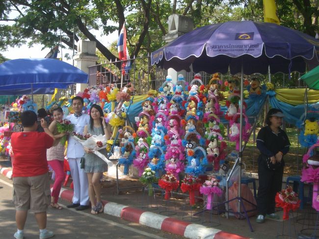 ドイ・ステープに向かう途中でお祭りみたいなものに出くわしました。<br /><br />中央に海軍の将校みたいな人が・・・？<br /><br /><br /><br />