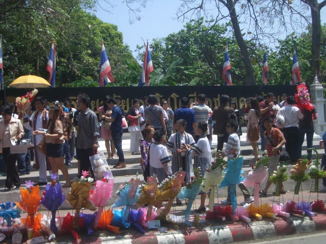 反対側でもお祭り騒ぎ<br /><br />University of Technology と書いてあります。<br /><br />って事は工業大学の卒業式みたいです。<br /><br />反対側は制服が違いますから　別の大学？<br /><br />地図で調べたらチェンマイ大学でした<br /><br />じゃあ先程の将校さんは将来のエリートですか！