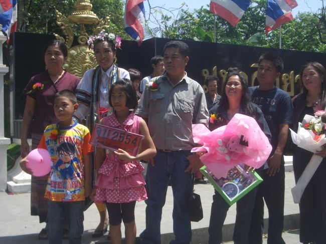 勝手に混ざって撮っちゃいました　　申し訳ない　m(_ _)m<br /><br />少女がナンバープレートの様なものを持っています、何でしょうか？