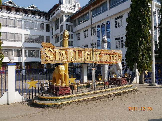 税関前の大通りにはこのような豪華なホテルも出来ている。但し今は休業中のようだが・・。