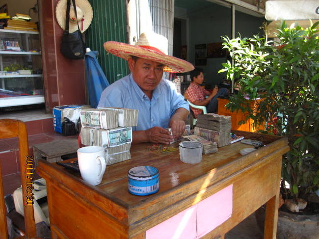 税関前にはこの様な両替商の机が並んでいる。