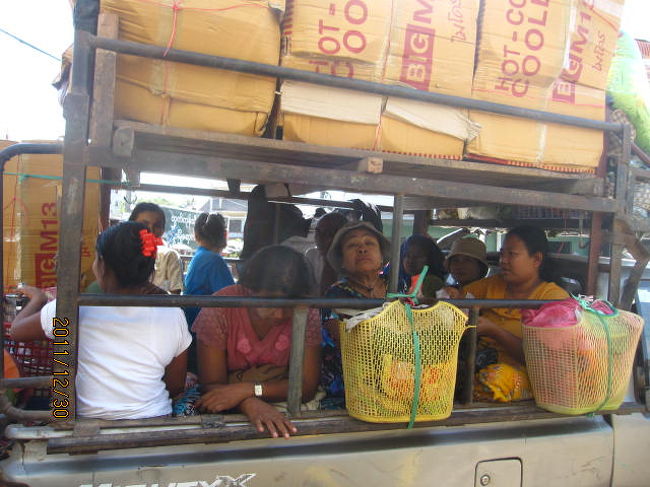 出発を待つ乗合トラックの乗客。