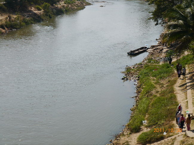 モエ川を小舟で往来する地元民。