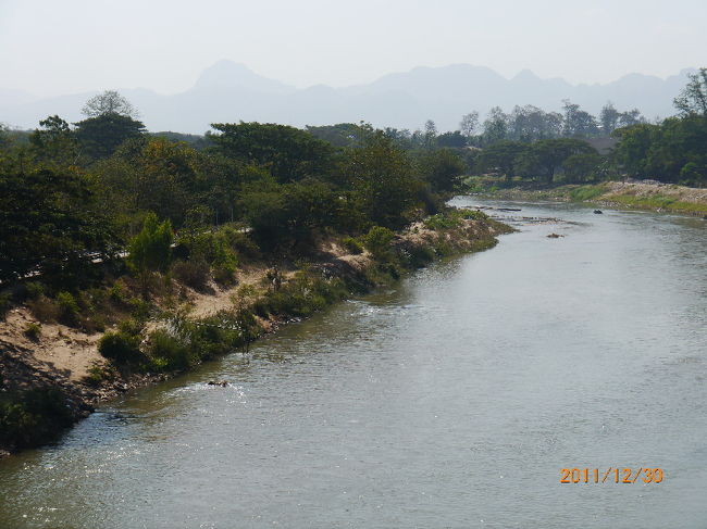 この川はずっと北のカレン族の難民集落の方まで続いている。