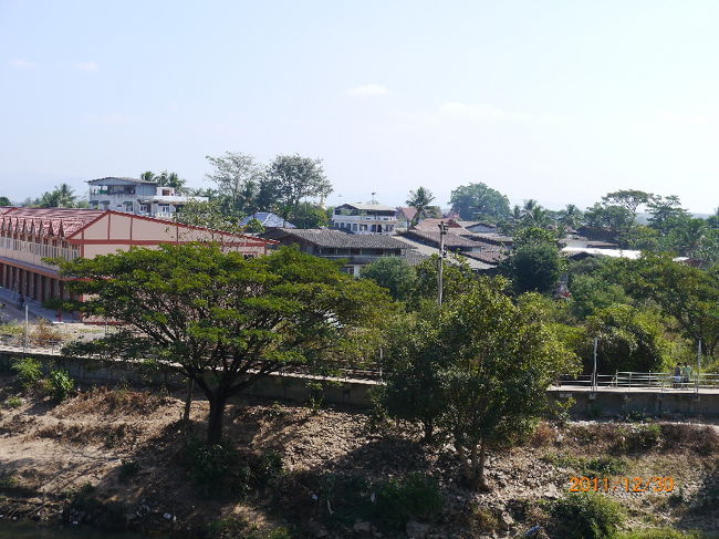 ここはもうタイ側の集落。