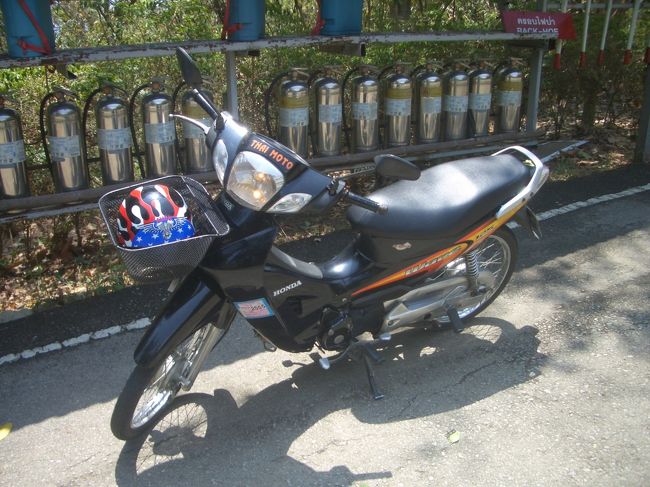 動物園を過ぎてから上り坂になり、勾配も結構有って急カーブの連続。<br /><br />途中で一休み　　バイクの後の消火器は何？？？