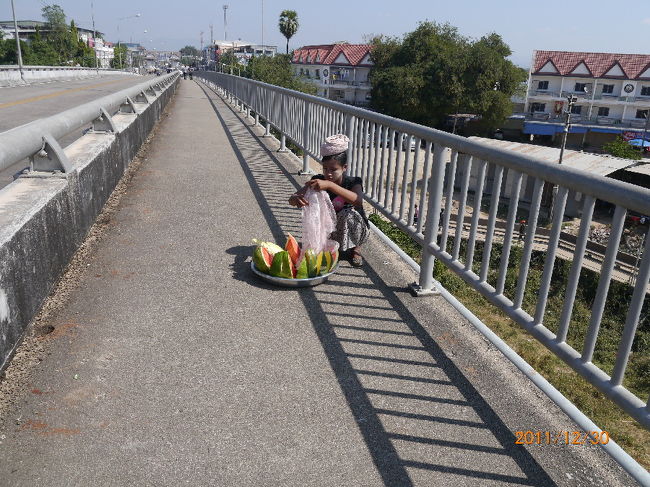 国境線の手前で行商するミャンマー人。