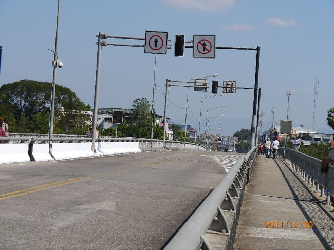 ビルマ・タイの国境線が見えてきた。ここから先は左通行になる。