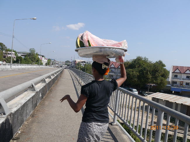 これからタイへ向かう行商人。