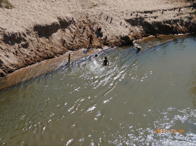 タイ側の子供達。