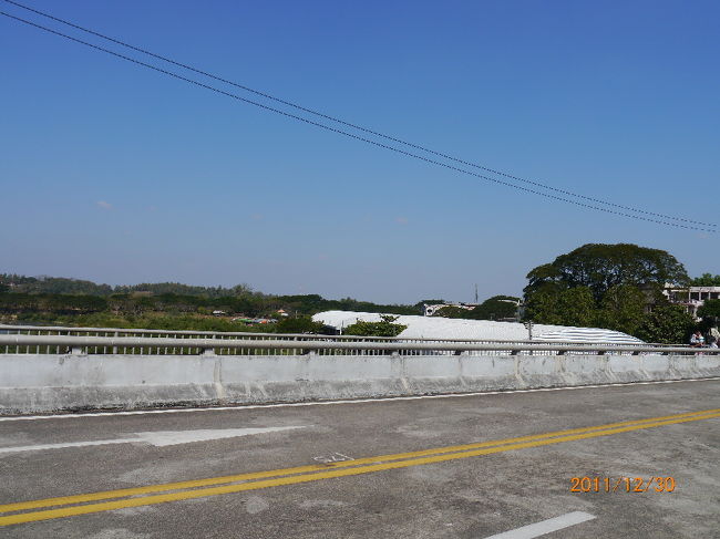 左手に宝石市場の屋根も見えてきた。