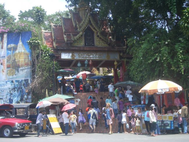 ワット・プラタート・ドイ・ステープの山門に到着<br /><br />２０ｂａｔｈでケーブルカーに乗れると情報が・・・<br /><br />拙者　乗れるものは乗るのが信条です乗車しますよケーブルカーに！