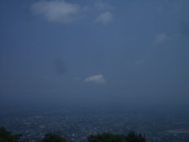 やっぱりガスってます、スモッグが無ければ絶景でしょうに、残念。