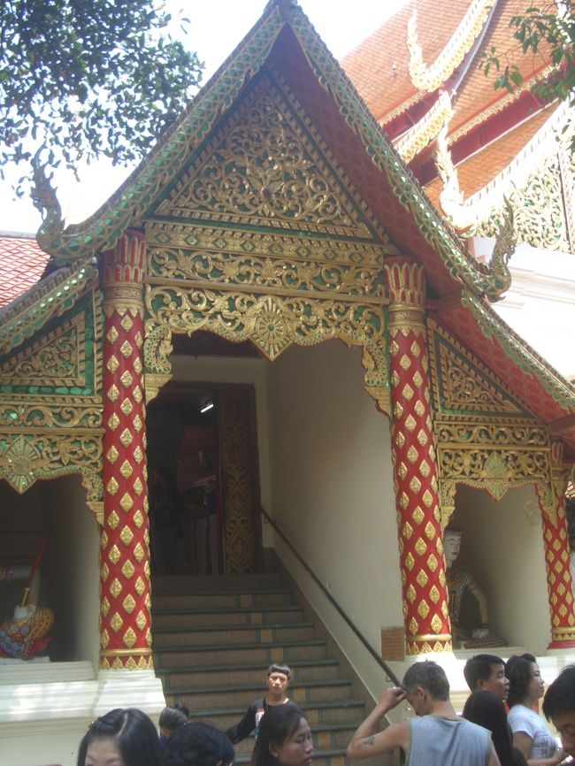 こちらで履物を脱いで本堂に上がります。