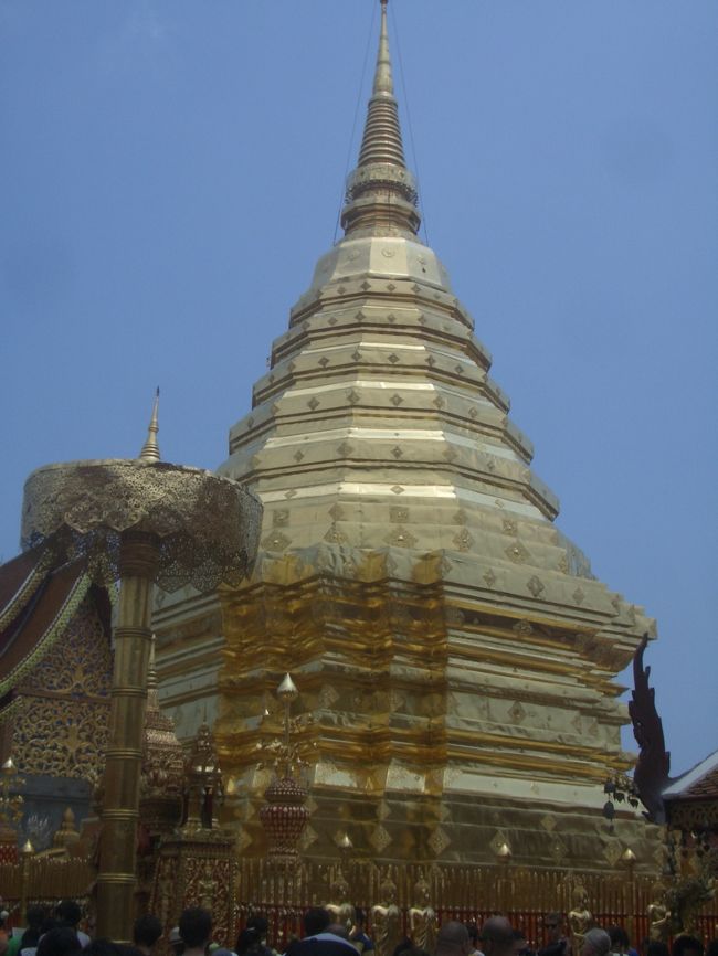 観光客もタイの方もお花を手に持って仏塔の周りを周ってます<br />