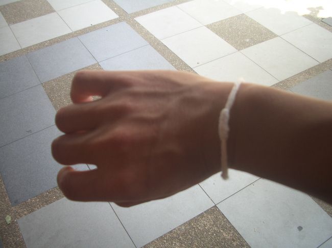 最後にお守りの白い紐を頂いて<br /><br />自分の腕に縛ります　「サーイシン」言うそうです<br /><br />何か嬉しい・・・もとい有り難いです　