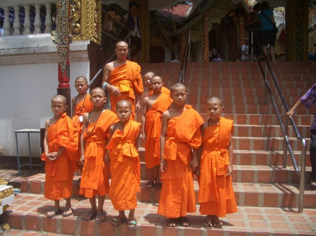 山門で若いお坊さん達を撮らせて貰いました。<br /><br />立ち止ってきりりと表情を作ってくれます、感謝でござる。