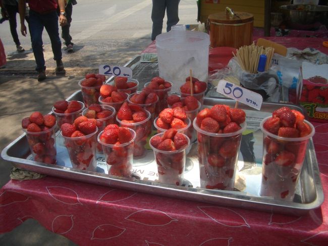 冷たそうな苺です、今日は売り上げも宜しいかと・・・
