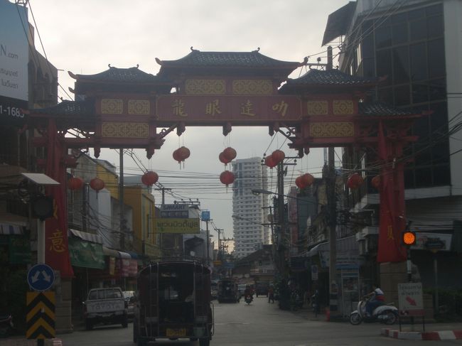 後日反対側から見上げたら裏側（どちらが表？）は漢字でした