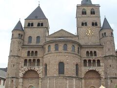 トリア大聖堂
ドイツで一番古い大聖堂だそうです。こちらも世界遺産のひとつ。

大聖堂の前ではマルクトが開催中。ここで買ったパンがおいしかったです。