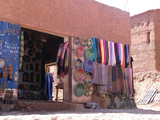 モロッコで印象に残った色、<br /><br />空に溶け込んでしまうような青！<br /><br />青い空、青い海というけど<br /><br />砂漠にも青は似合う　　　ｖ(*^^*)ｖ<br /><br />