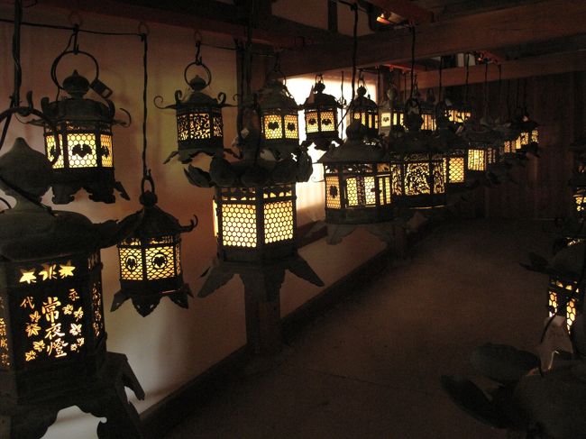 境内の渡りは、環状に連なっている。<br />ひと部屋に入ると、薄暗い中にいくつもの灯篭が下がっていた。<br />