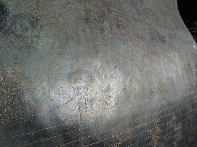 大仏の脇。<br />銅版に刻まれた彫刻。<br />