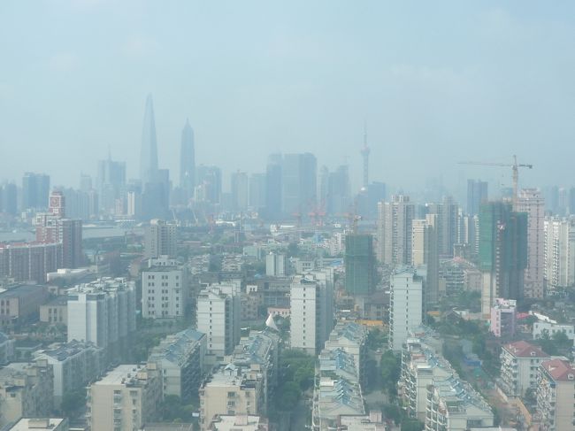 ホテルの部屋からの眺め！<br />がんばってズームイン！<br /><br />少し遠いですが、プードンの高層ビル軍が見えます。<br />スモッグがすごくて霞んでいる・・・。