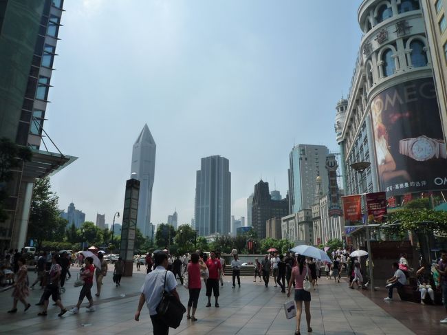 南京東路<br /><br />大きなデパートが道の両脇にたくさん並んでいます！