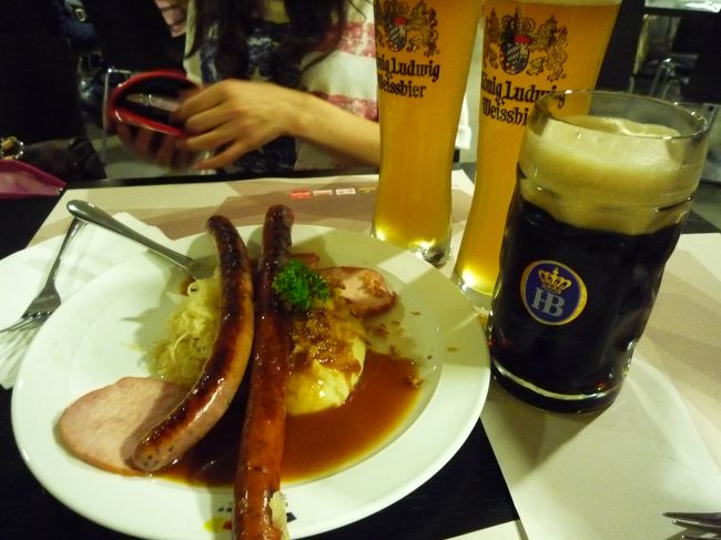 ドイツ館横のレストランで、ビール＆ウィンナー！！