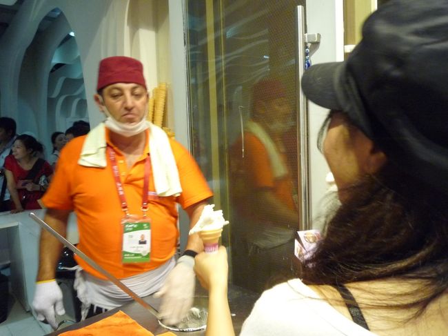 トルコアイスを堪能！<br />このおじさんは、陽気ないじわるをしてきました！